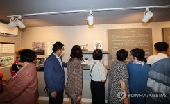 전시물 관람하는 시민들