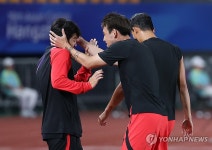 이강인에게 장난치는 송민규
