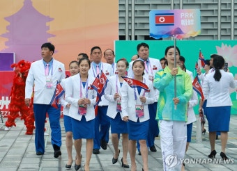 선수촌 국기광장 입장하는 북한 선수단