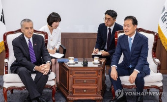 골드버그 주한 미국 대사와 대화하는 김영호 통일부 장관