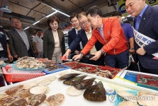 수산물 방사능 측정하는 김기현 대표