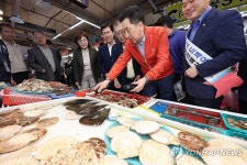 방사능 측정기 든 김기현 대표