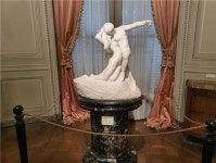 장식예술박물관에 전시 중인 로댕의 영원한 봄 조각상