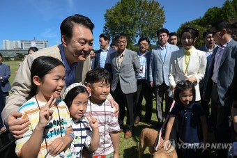 어린이와 함께 기념사진 찍는 윤석열 대통령