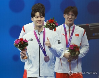 황선우 '동메달 목에 걸고'