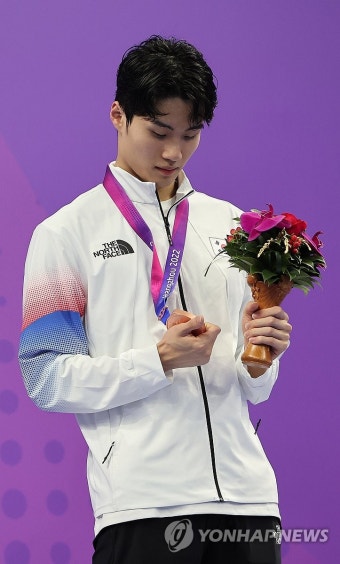 동메달 만져보는 황선우