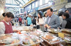 추석 맞아 전통시장 찾은 최민호 세종시장