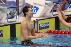 계영 우승 환호하는 황선우