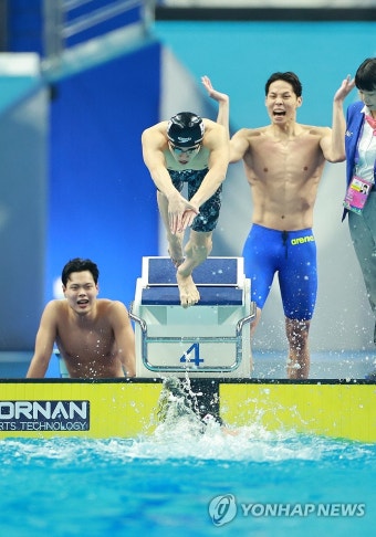 황선우, 남자 800m 계영 결승 금빛 출발