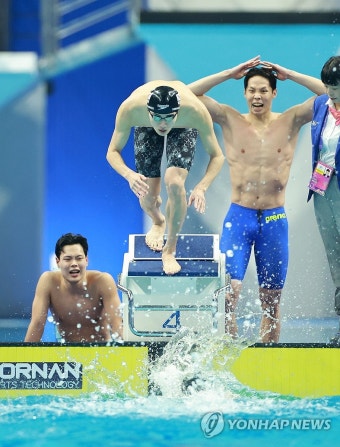 황선우, 남자 800m 계영 결승 금빛 출발