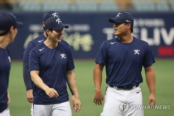 훈련 도중 대화하는 김혜성-강백호