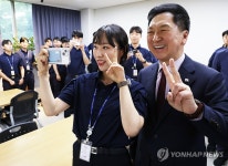 국회경비대 찾아 대원들과 셀카 찍는 김기현 대표