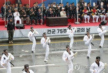 태권도 시범 관람하는 윤석열 대통령