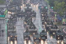 행진 선두에 선 기계화 부대