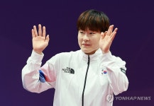 금메달 목에 걸고 기뻐하는 박혜진