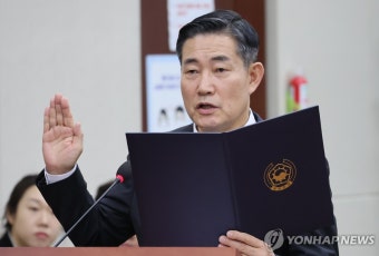 선서하는 신원식 국방부 장관 후보자