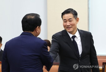 김병주 의원과 인사 나누는 신원식 국방부 장관 후보자