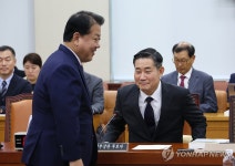 김병주 의원과 인사 나누는 신원식 국방부 장관 후보자