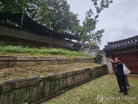 보수 중인 창덕궁 인정전 화계 담장 점검하는 최응천 문화재청장