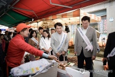 원주 전통시장서 장보기 행사 나선 김진태 도지사