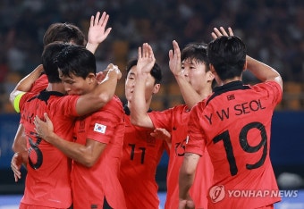 백승호와 포옹하는 정우영