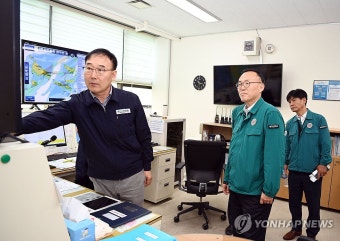 통신센터실 점검하는 이한경 본부장