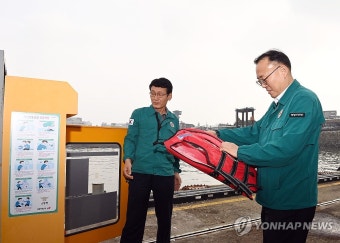 구명조끼 점검하는 이한경 본부장