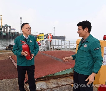 선착장 소화기 점검하는 이한경 본부장