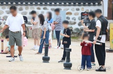 투호 즐기는 시민들