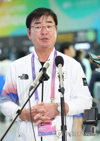 취재진 질문 답하는 류중일 감독