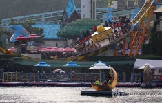 연휴 맞아 놀이공원 즐기는 시민들