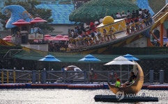 연휴 맞아 놀이공원 즐기는 시민들