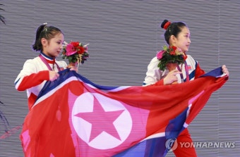 동반 메달 획득 자축하는 북한