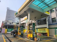 셀프주유소 금연 규제 사각지대…라이터 금지지만 흡연은 무방비