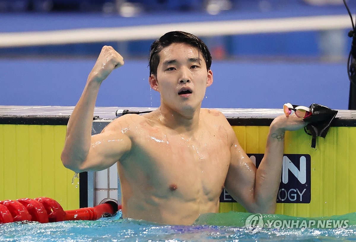 김우민, 파리 올림픽 동메달리에게 포상금과 고급 시계 수여