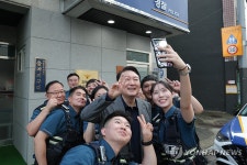 을지지구대 찾아 경찰관들과 기념사진 찍는 윤석열 대통령