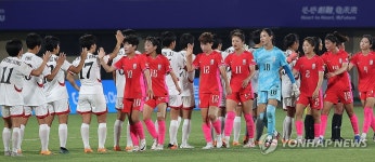 인사 나누는 남북 여자축구