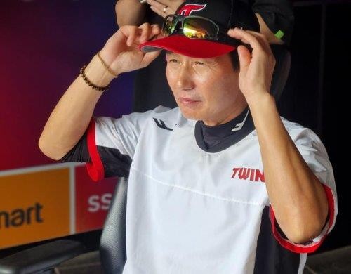 염경엽 감독, 심판에게 욕설하고 퇴장... LG 트윈스의 시무룩한 2025 KBO 리그 경기