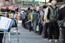 추석 연휴에도 북적이는 무료급식소