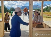 강원산림엑스포 운영인력 격려하는 김진태 지사