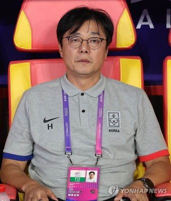 경기 시작 기다리는 황선홍 감독