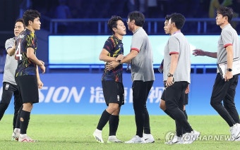이강인 격려하는 황선홍 감독