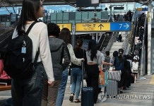 입석 표라도 구하자…전국 버스터미널·기차역 북새통