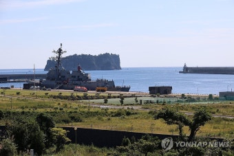 제주해군기지에 입항한 미 이지스구축함 랄프존슨함