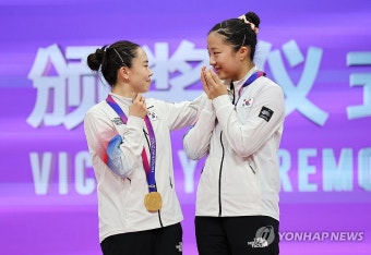 신유빈-전지희, 숨길 수 없는 미소