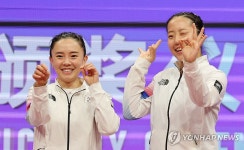 금메달 세리머니하는 신유빈-전지희