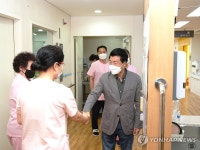 구립송파노인요양센터 종사원 격려하는 서강석 송파구청장