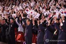 만세삼창 하는 한덕수 총리