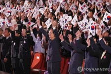 만세삼창 하는 한덕수 총리