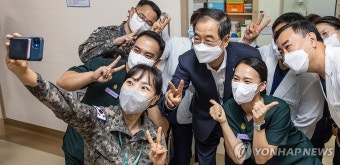 연휴에 근무중인 의료진과 사진찍는 한덕수 국무총리
